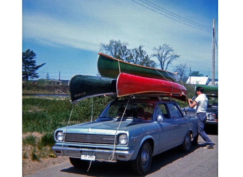 trois canots sur une auto
